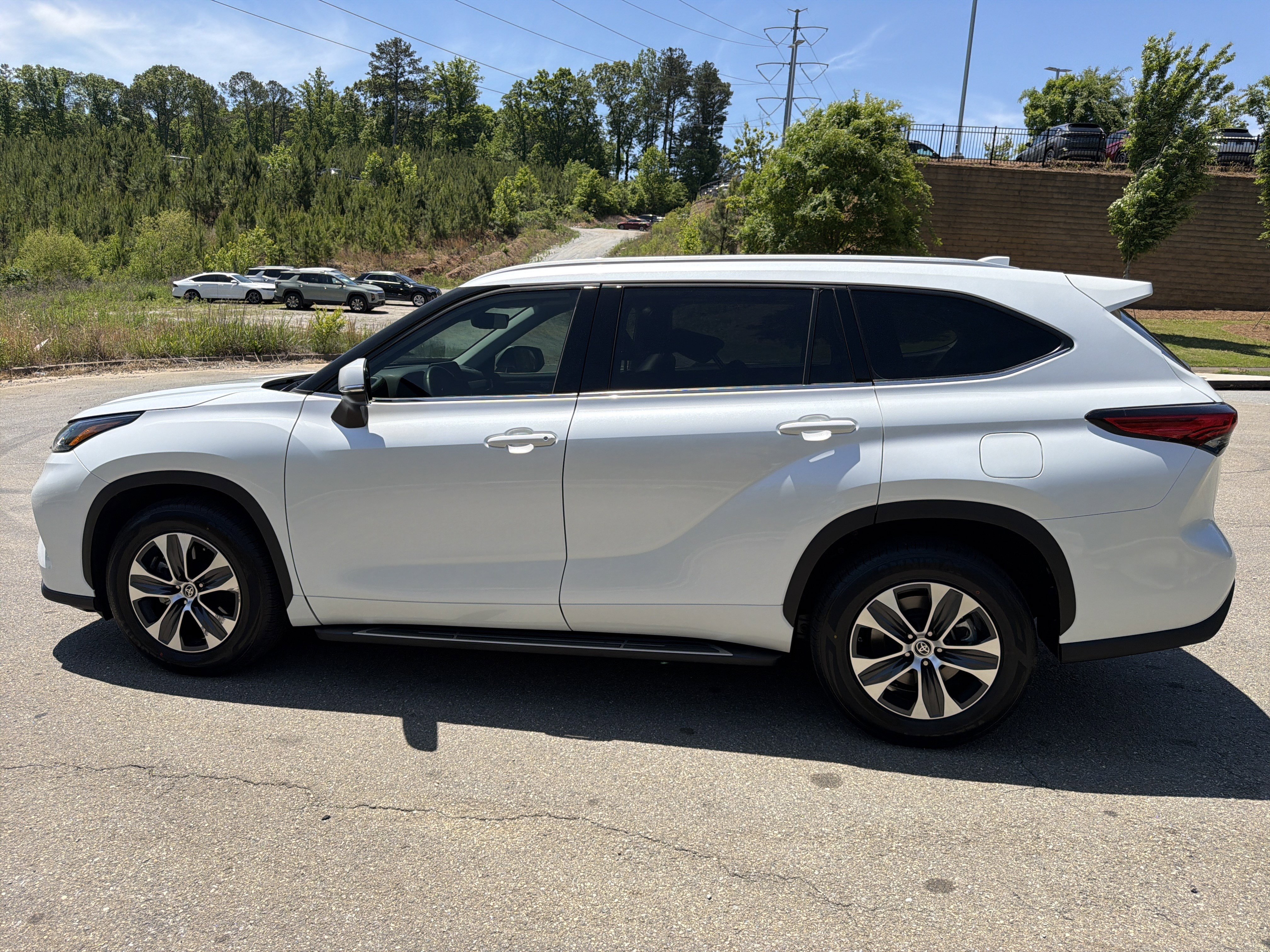 Used 2022 Toyota Highlander XLE FWD image 8