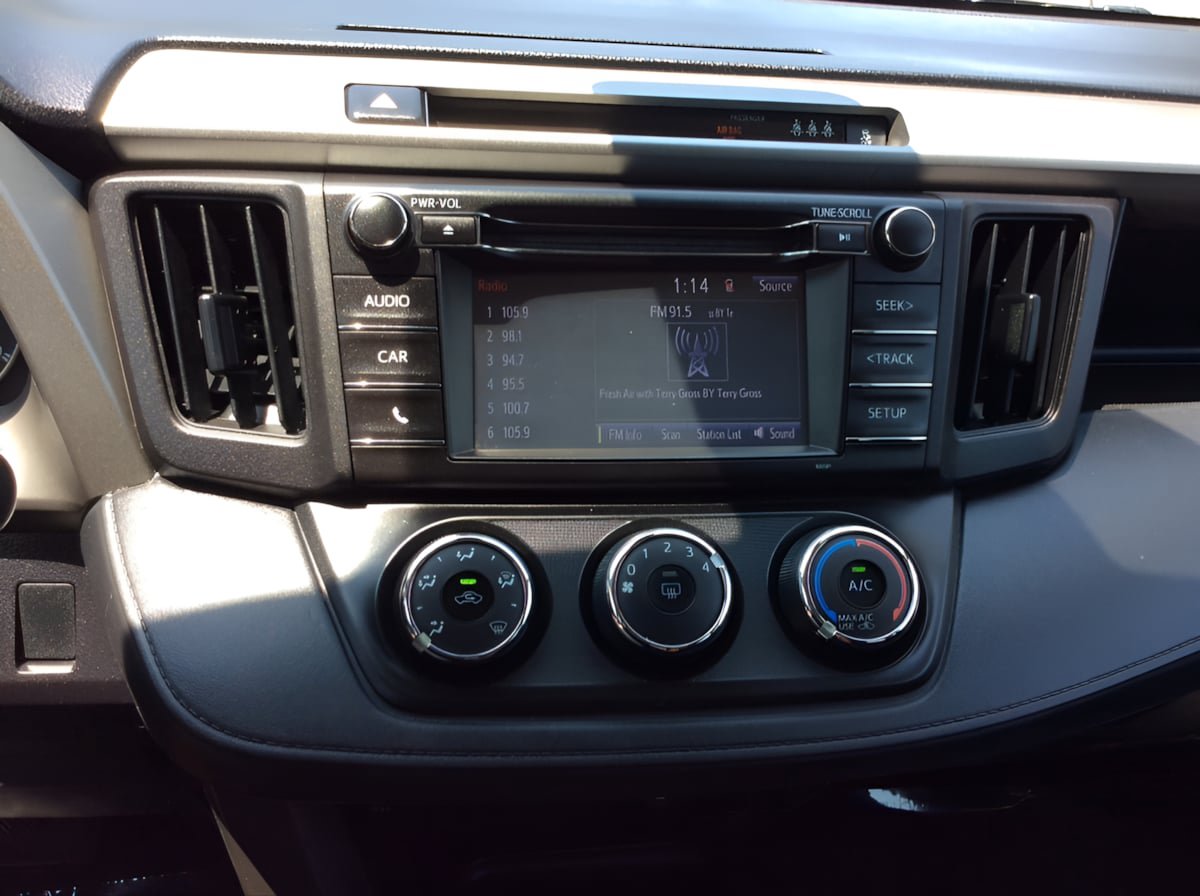 Used 2018 Toyota RAV4 LE FWD image 24