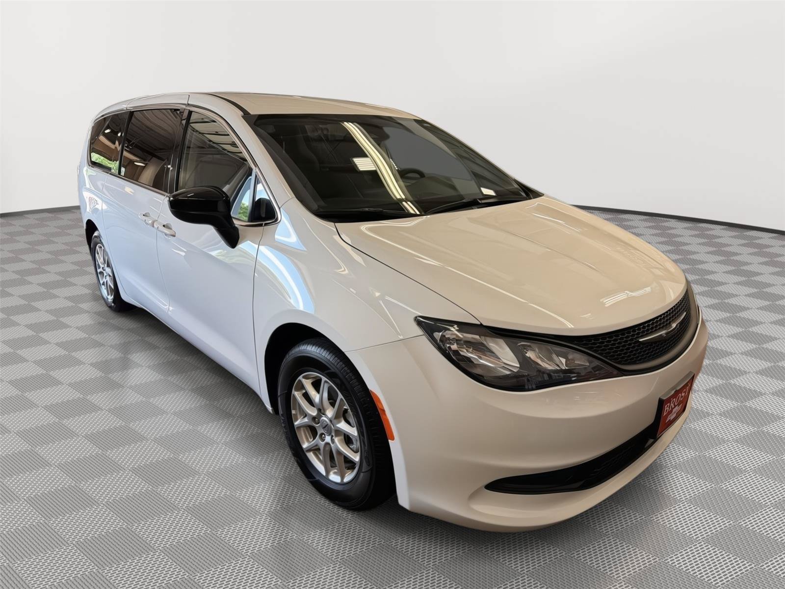 Used 2024 Chrysler Voyager LX FWD image 5