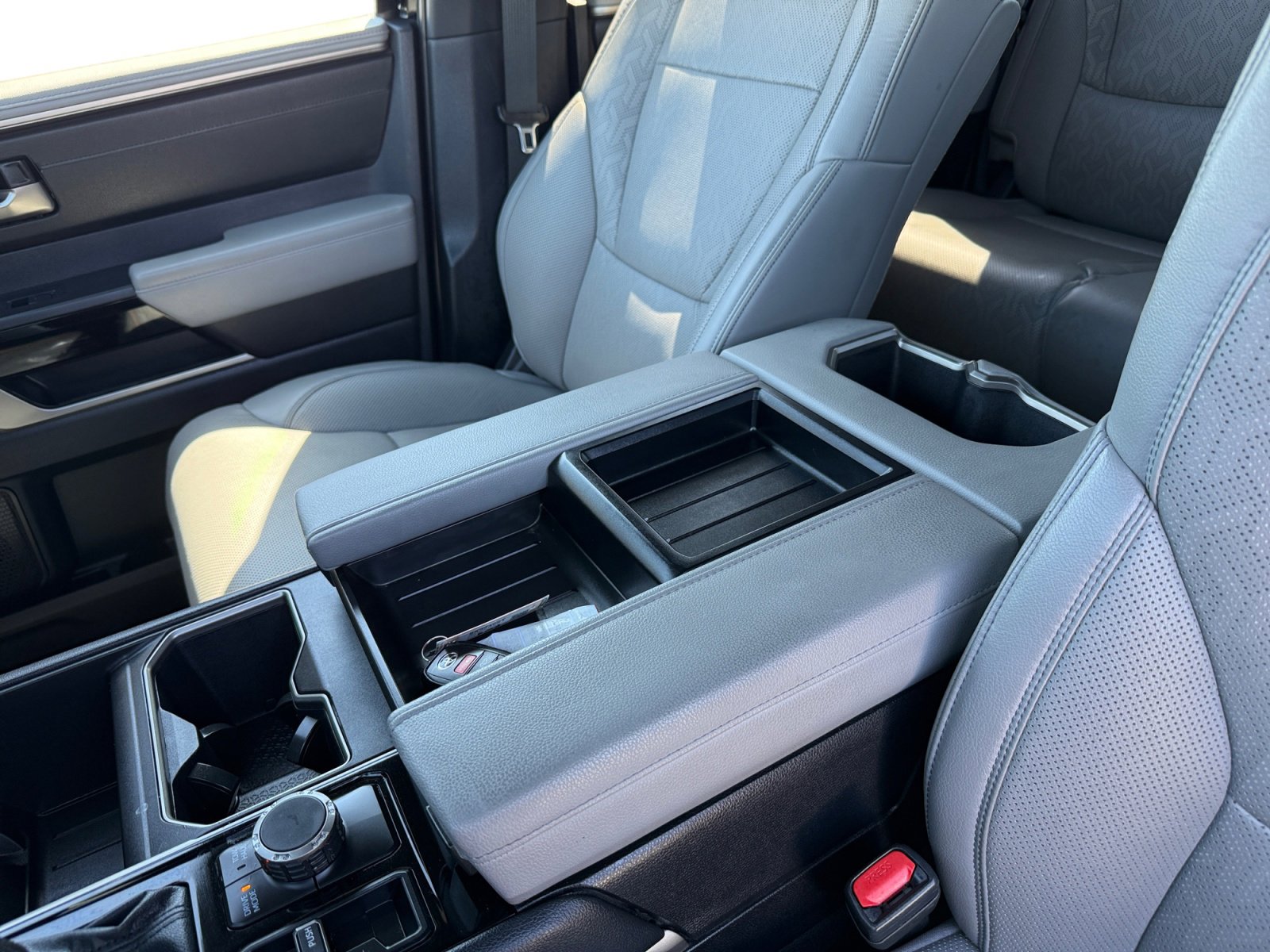 Used 2025 Toyota Tundra Limited AWD/4WD image 15