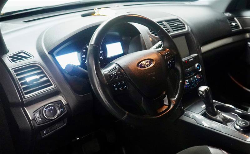 Used 2019 Ford Explorer XLT w/ Equipment Group 202A AWD/4WD image 12