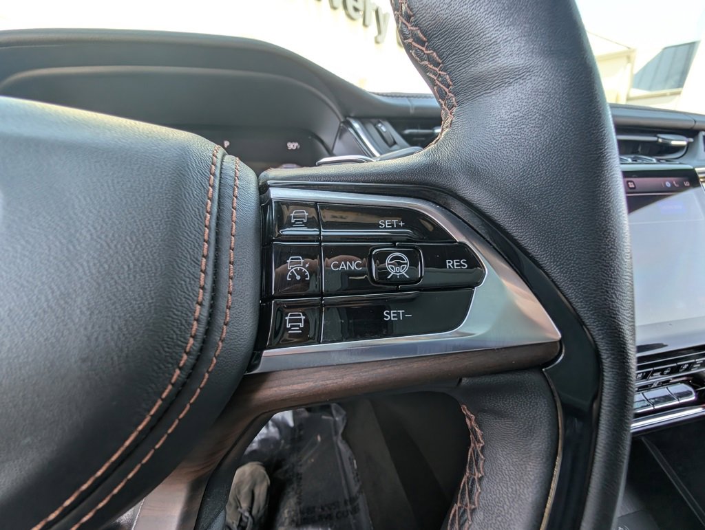 Used 2022 Jeep Grand Cherokee Summit w/ Luxury Tech Group V image 21