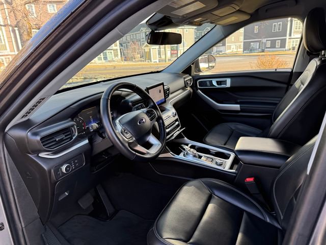 Used 2022 Ford Explorer XLT w/ Equipment Group 202A image 3