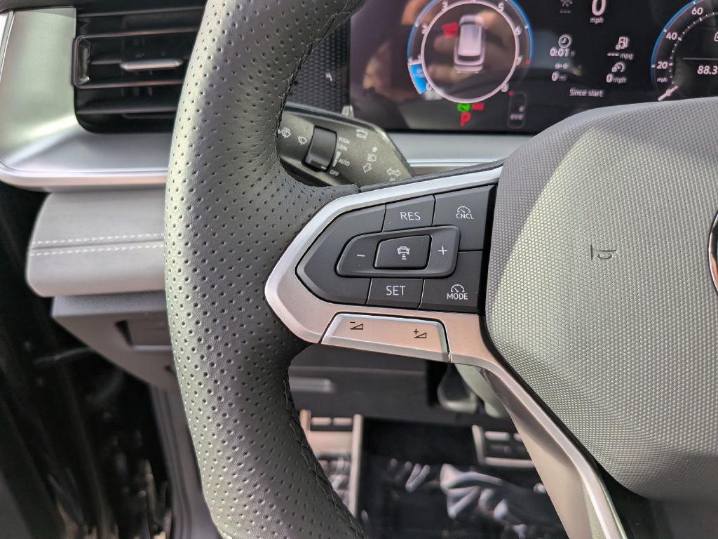 New 2026 Volkswagen Tiguan SE R-Line FWD image 25