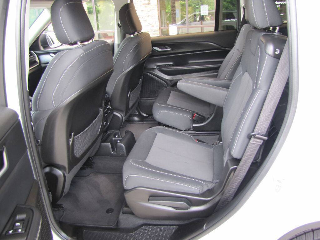 Used 2023 Jeep Grand Cherokee L Laredo RWD image 16