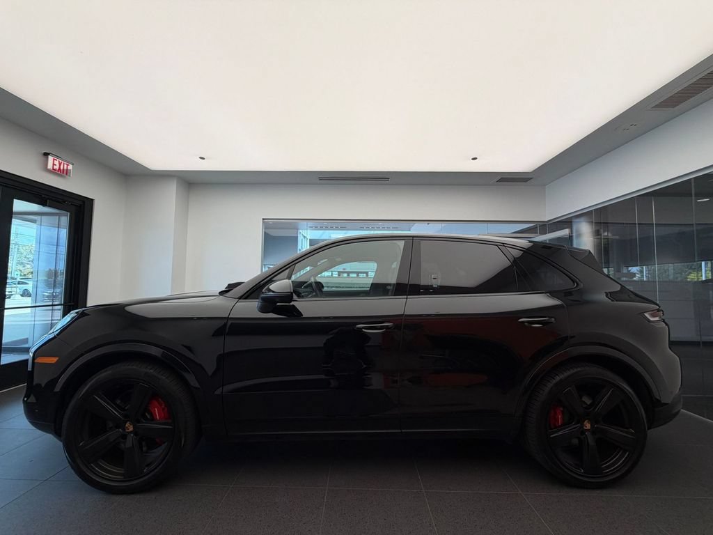 Used 2025 Porsche Cayenne S AWD/4WD image 2