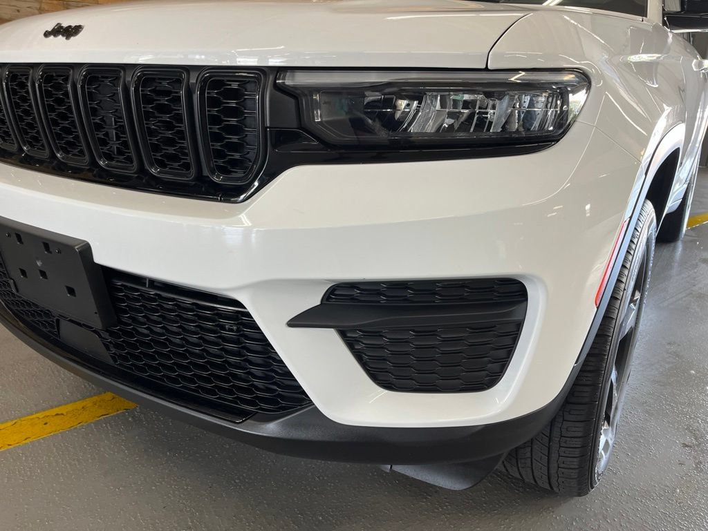 Used 2023 Jeep Grand Cherokee Altitude AWD/4WD image 9