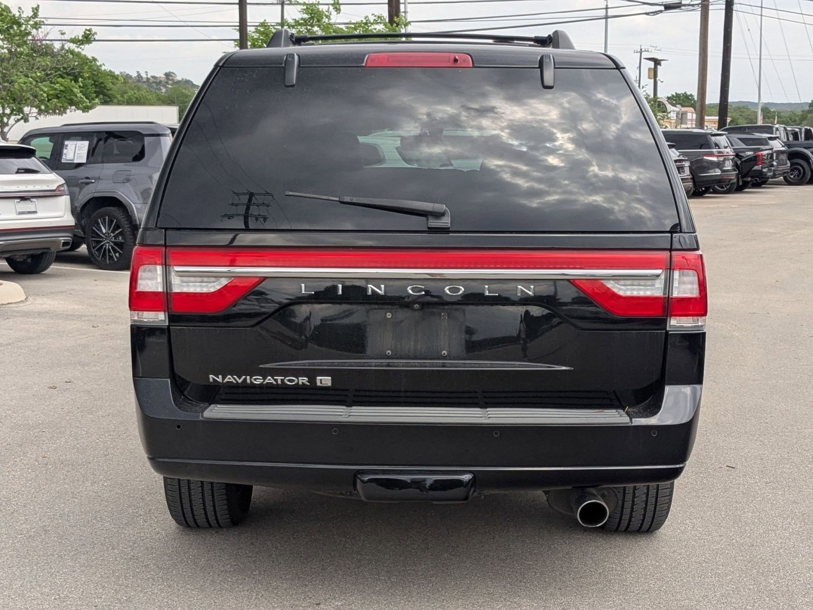 Used 2017 Lincoln Navigator L Select image 4