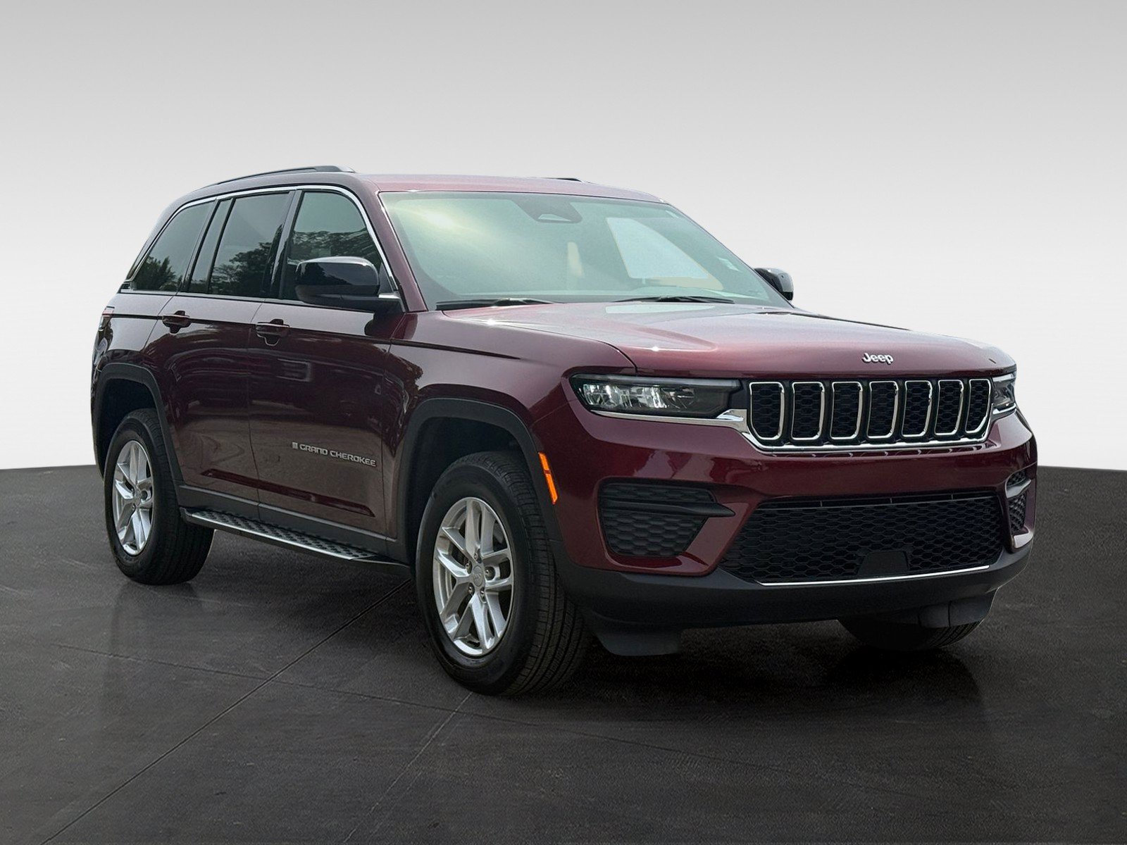 Used 2025 Jeep Grand Cherokee Laredo X w/ Luxury Tech Group I AWD/4WD image 3