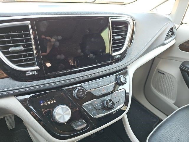 Used 2022 Chrysler Pacifica Limited w/ Uconnect Theater Family Group image 23
