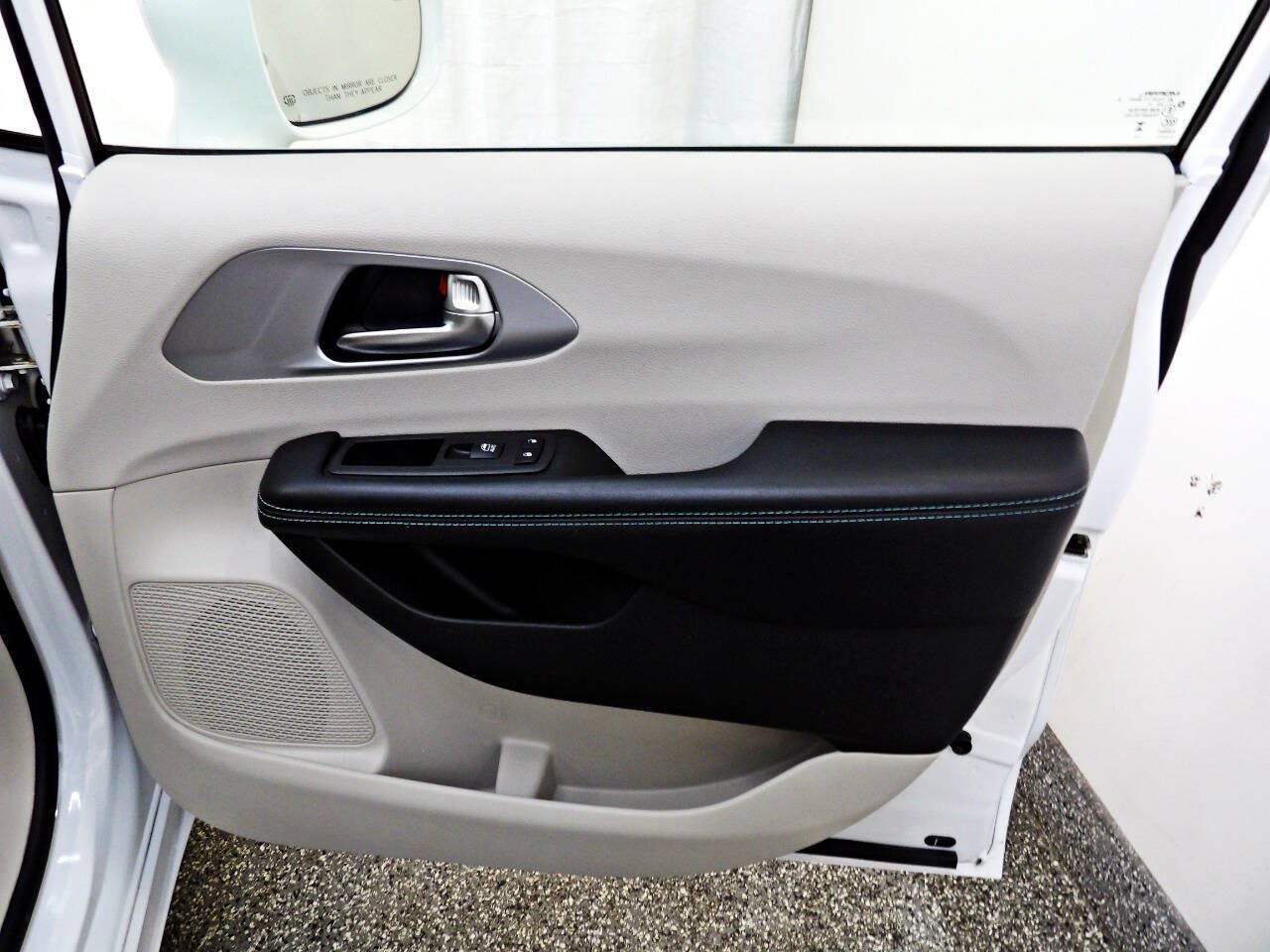 Used 2019 Chrysler Pacifica Touring Plus FWD image 11