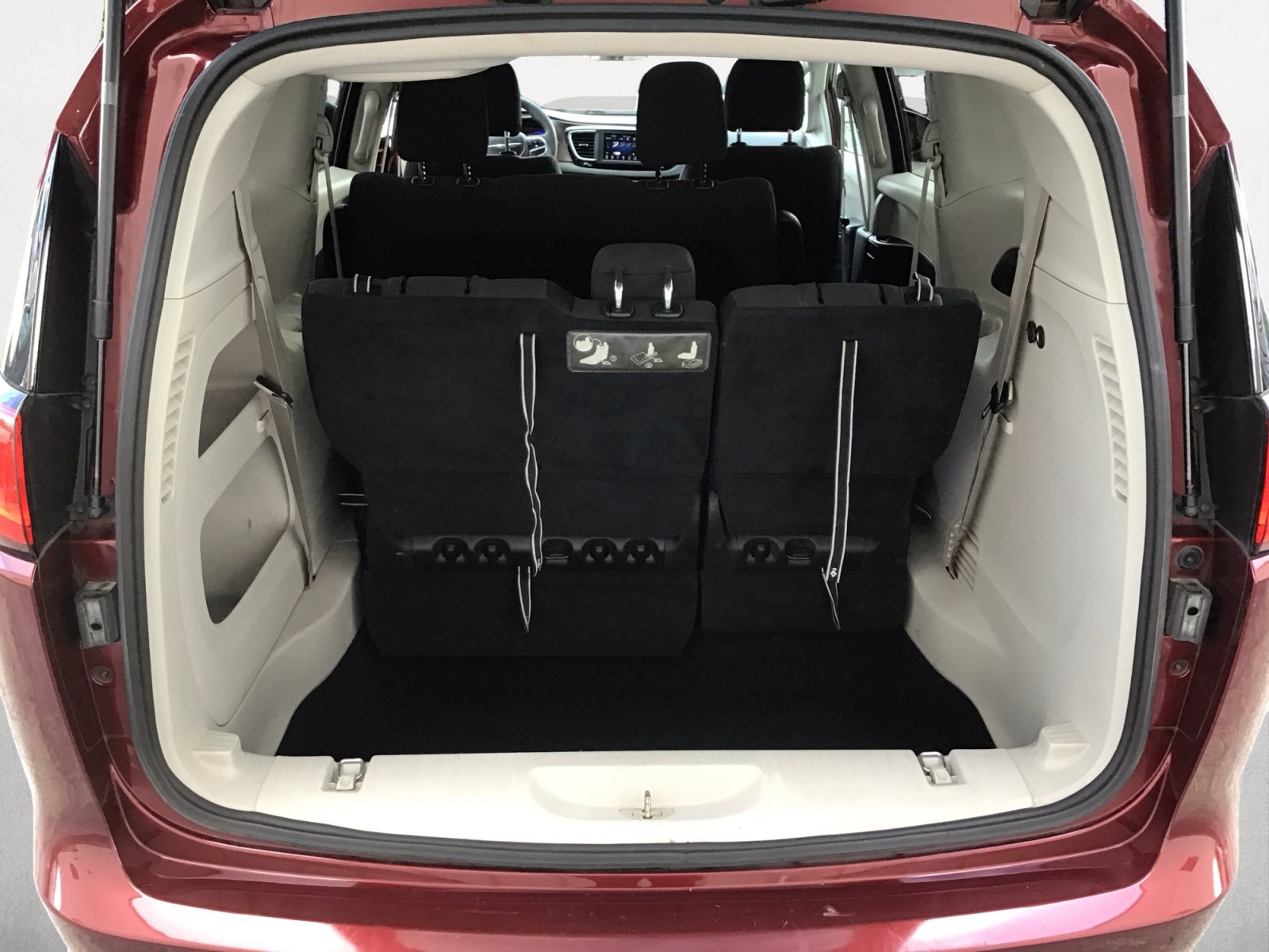 Used 2018 Chrysler Pacifica L FWD image 14