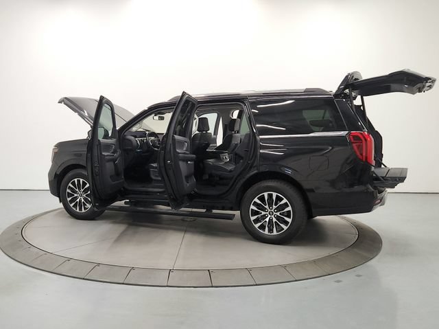 Used 2025 Ford Expedition Platinum AWD/4WD image 13