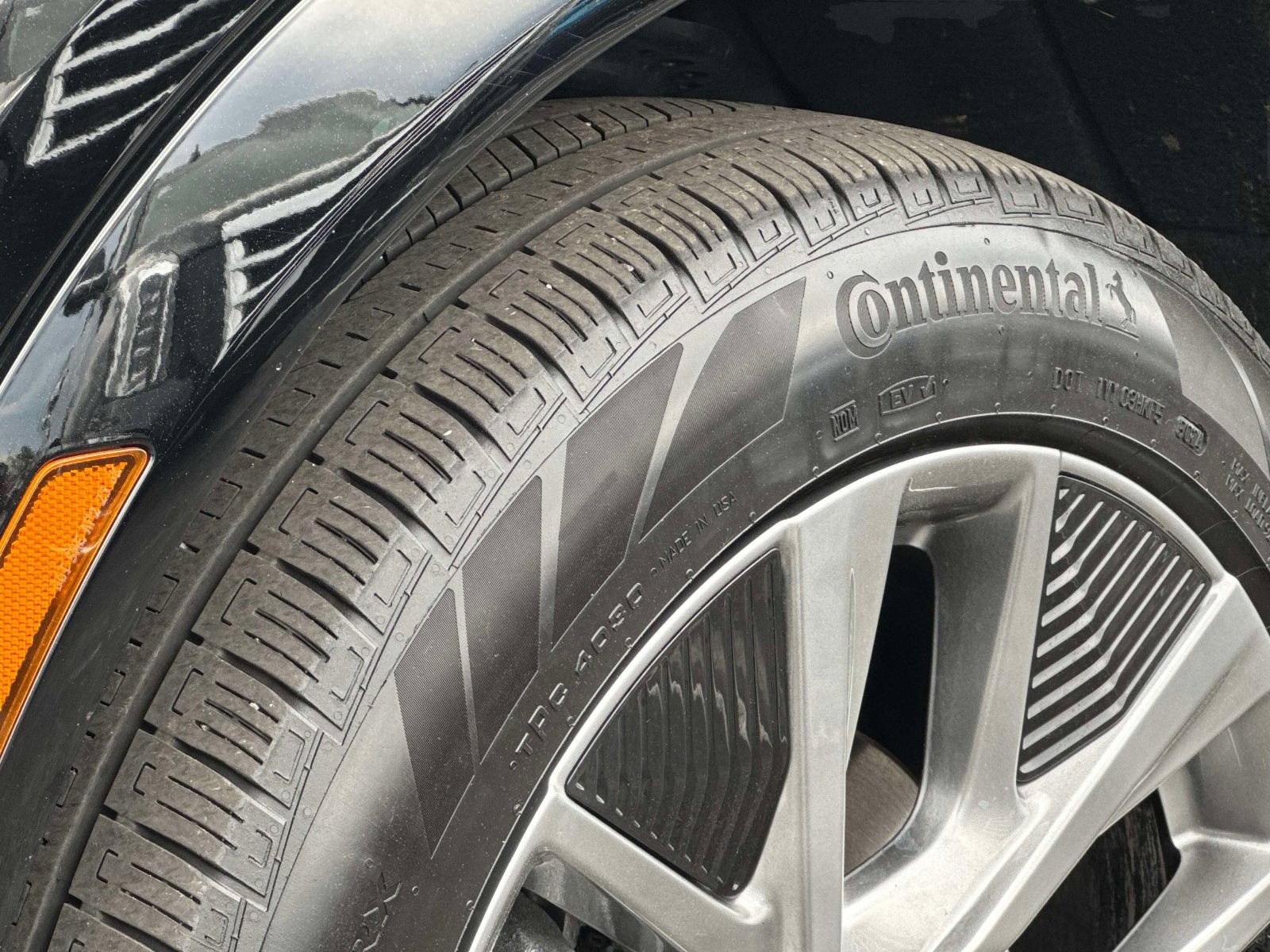 Certified 2025 Cadillac Optiq Luxury 2 w/ LPO, Floor Liner Package AWD/4WD image 31