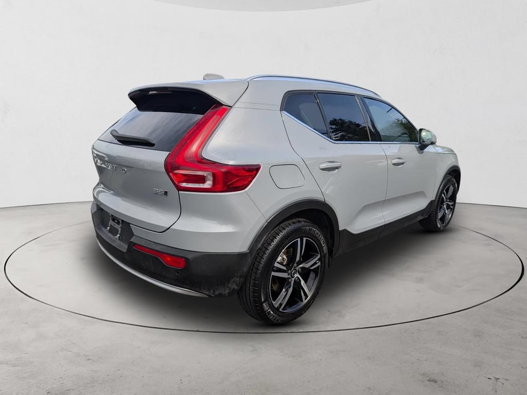 Certified 2025 Volvo XC40 B5 Plus AWD/4WD image 5