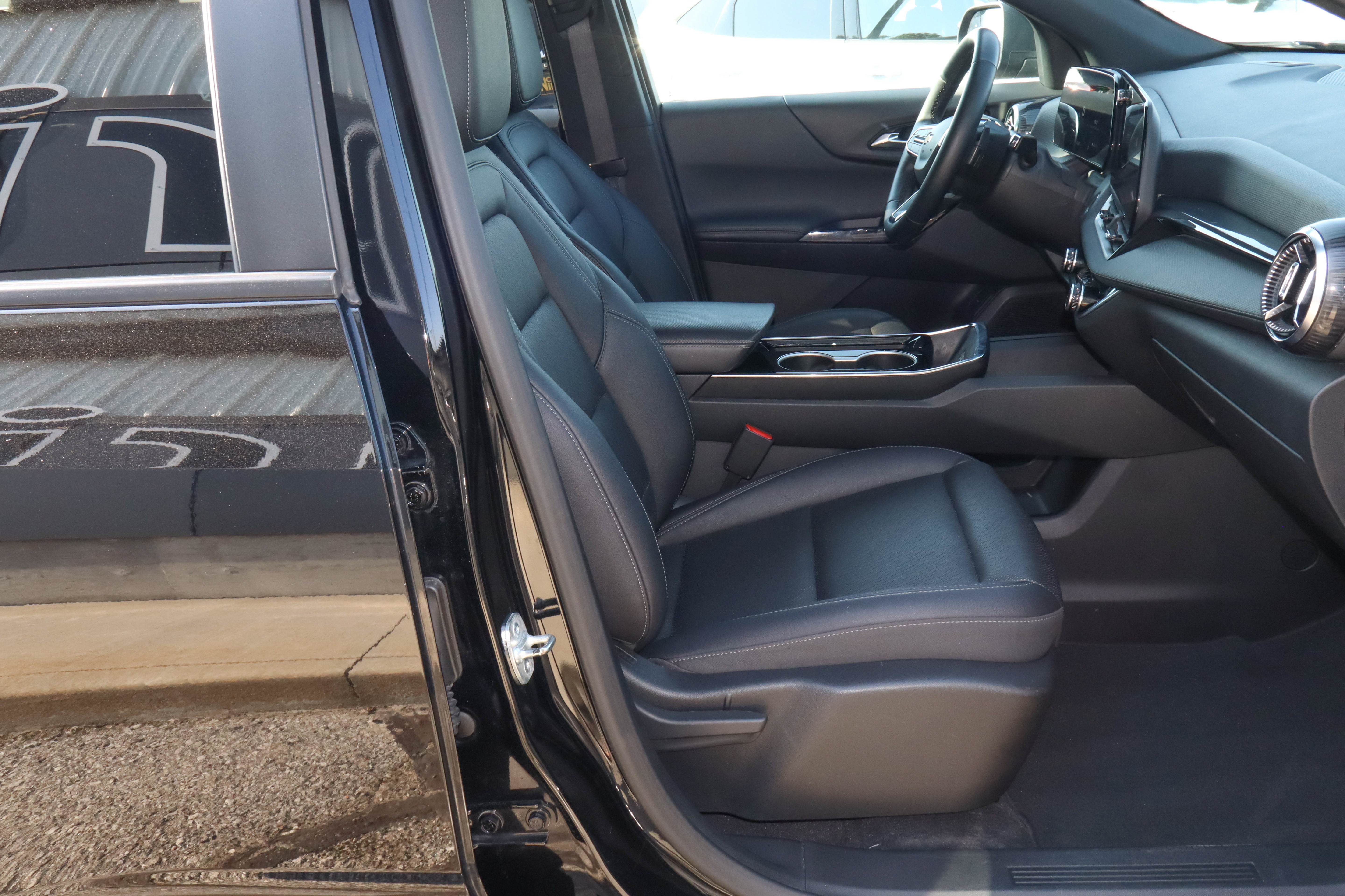 Used 2025 Chevrolet Equinox LT w/ Convenience Package II FWD image 23
