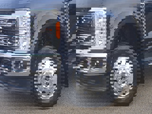 Used 2023 Ford F450 XLT w/ FX4 Off-Road Package image 3