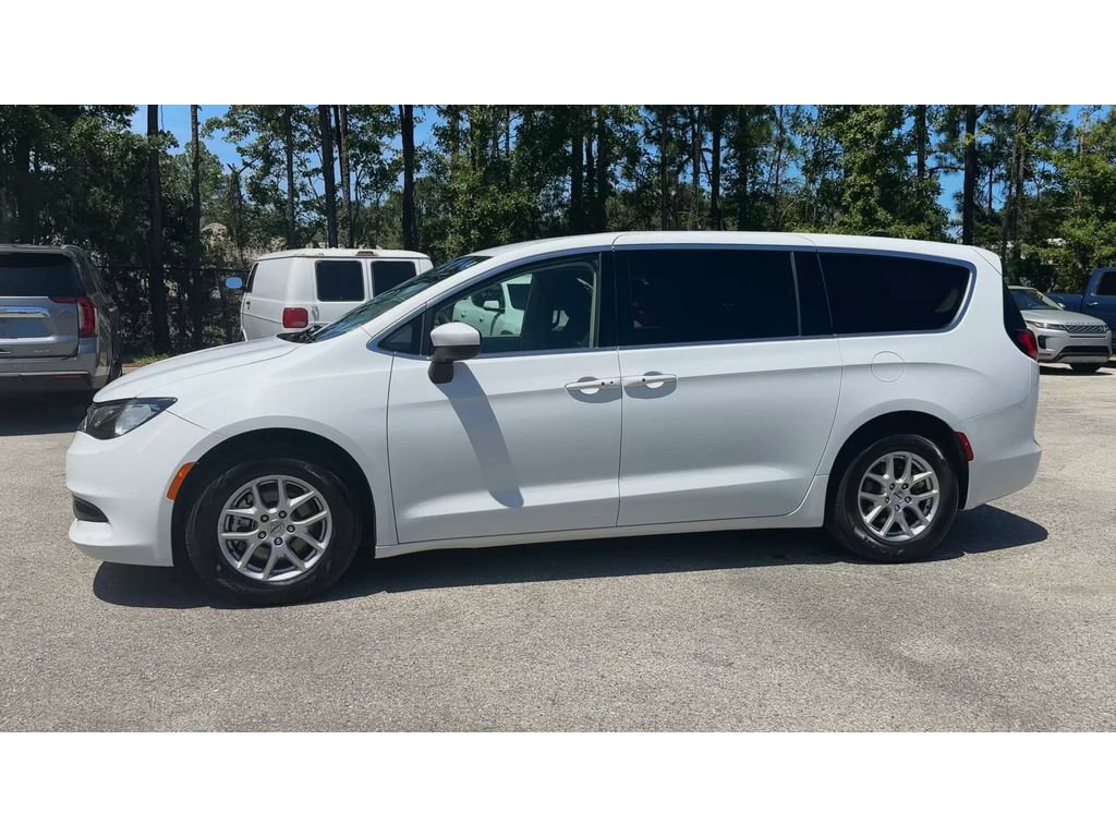 Used 2023 Chrysler Voyager LX FWD image 5