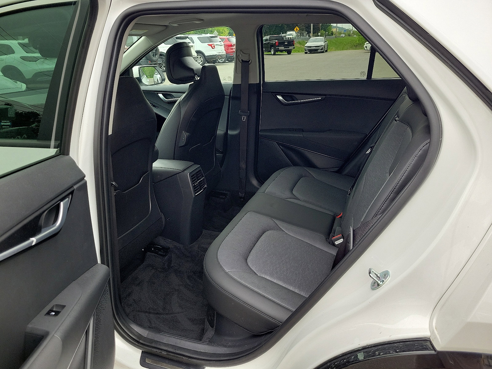 Used 2024 Kia Niro SX image 10