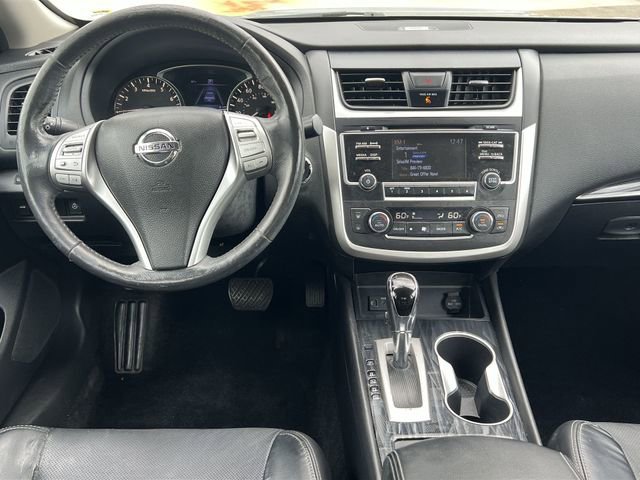 Used 2017 Nissan Altima 2.5 SL w/ Moonroof Package image 2