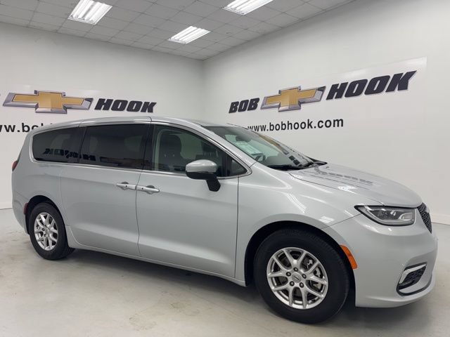 Used 2023 Chrysler Pacifica Touring-L FWD image 3