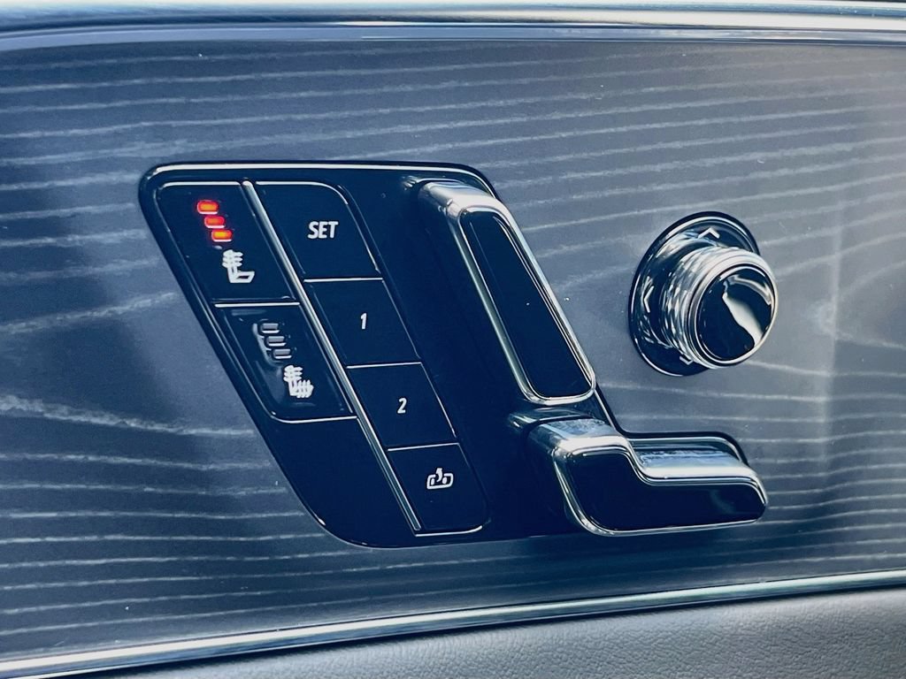 Used 2025 Cadillac Lyriq Luxury AWD/4WD image 21