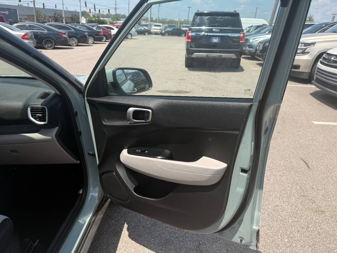 Used 2025 Hyundai Venue SEL FWD image 36