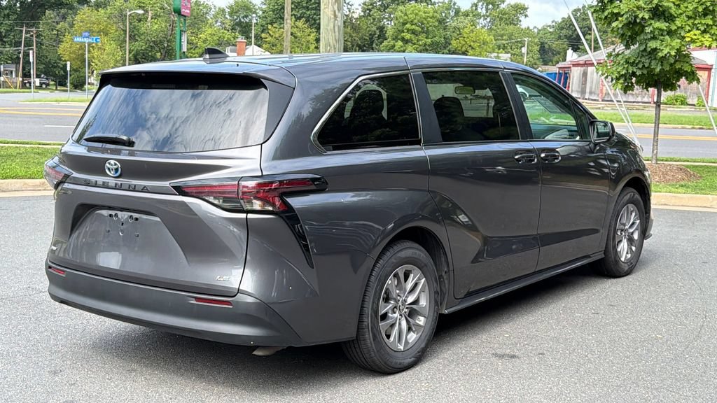 Used 2025 Toyota Sienna LE FWD image 4