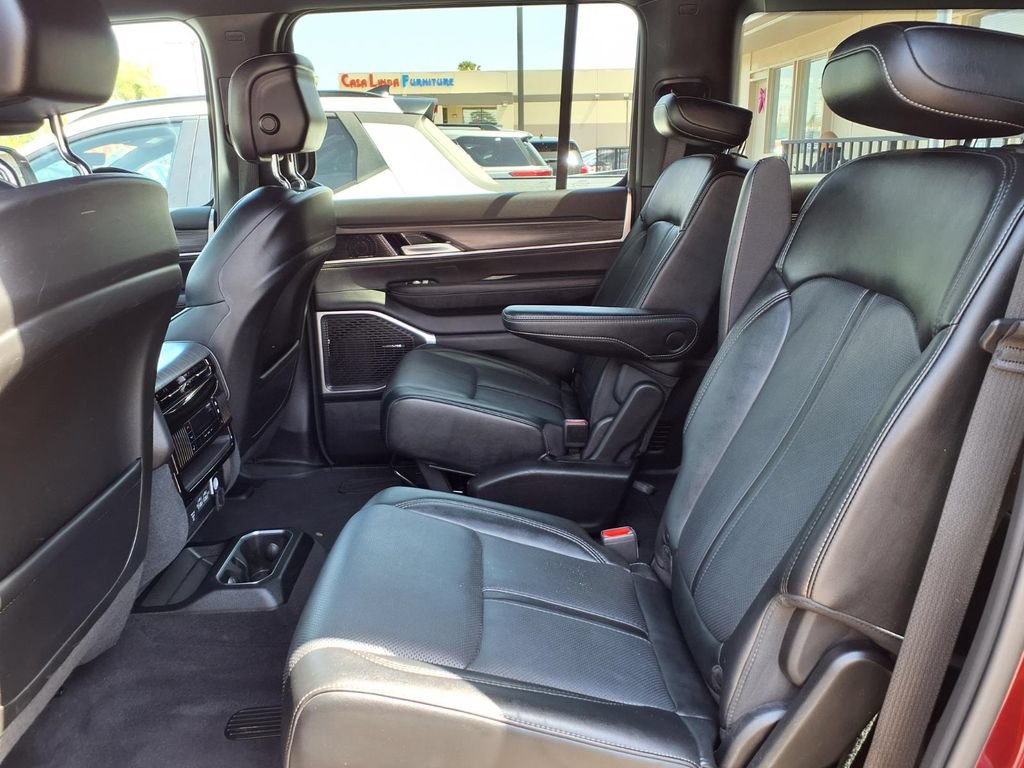 Used 2024 Jeep Wagoneer Series III AWD/4WD image 8