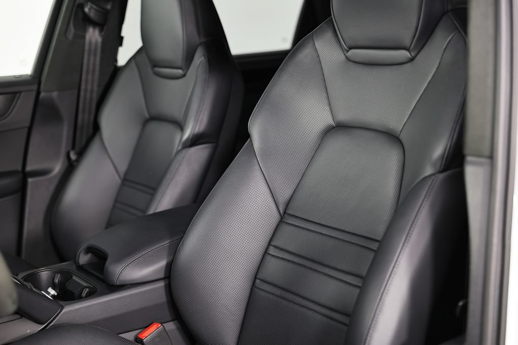 Certified 2025 Porsche Cayenne GTS AWD/4WD image 23
