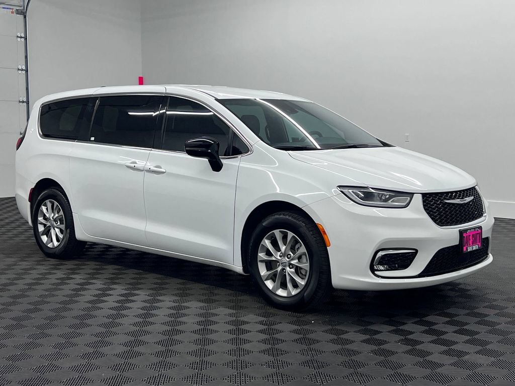 Used 2025 Chrysler Pacifica Select AWD/4WD image 7