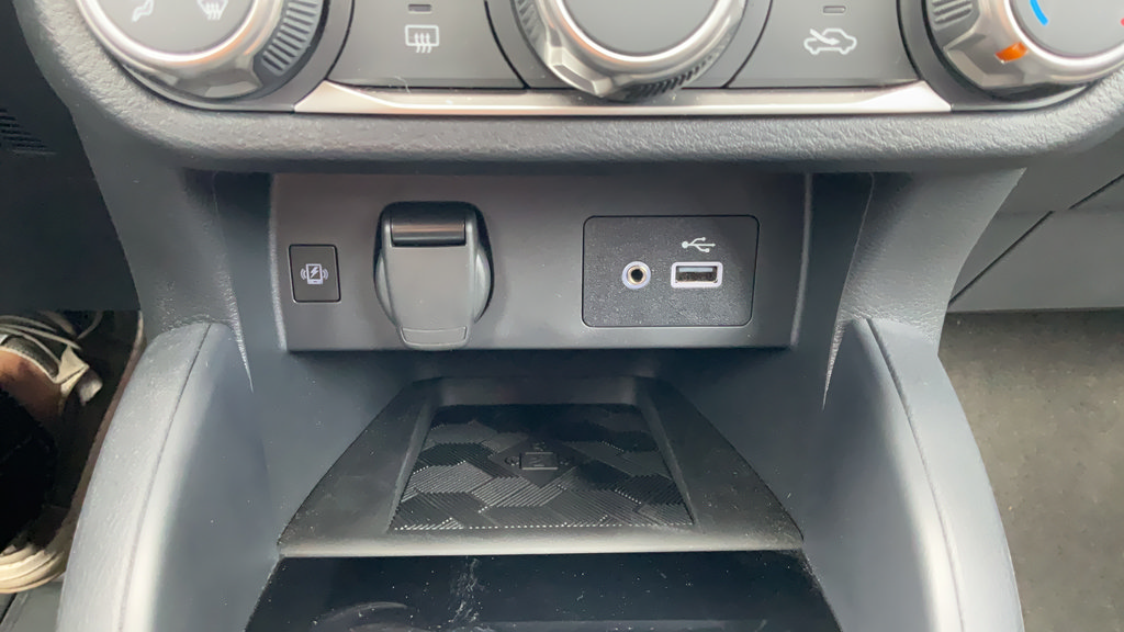 Used 2024 Nissan Versa SV w/ Trunk Package FWD image 31