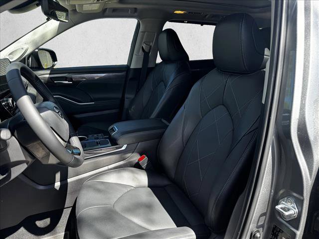 Used 2025 Toyota Highlander Platinum AWD/4WD image 12