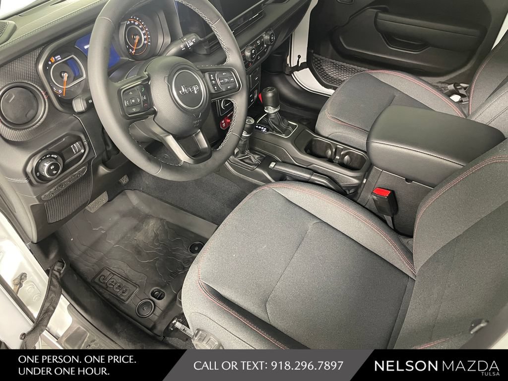 Used 2025 Jeep Gladiator Rubicon AWD/4WD image 16
