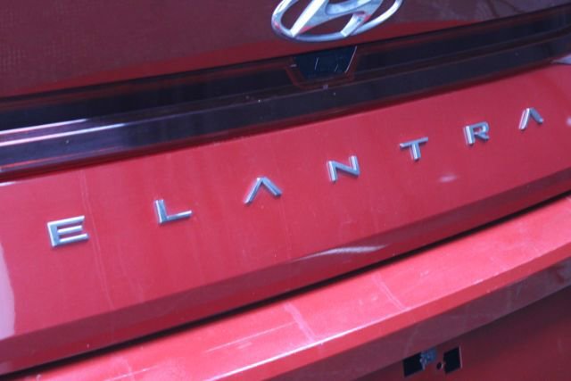 Used 2021 Hyundai Elantra SE w/ Cargo Package FWD image 7