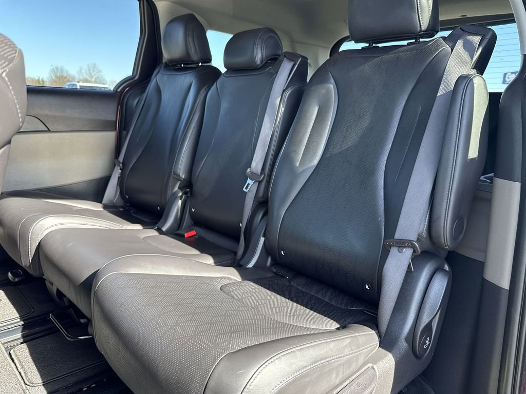 Used 2025 Kia Carnival image 24