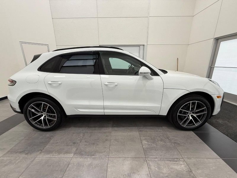 Certified 2025 Porsche Macan AWD/4WD image 9