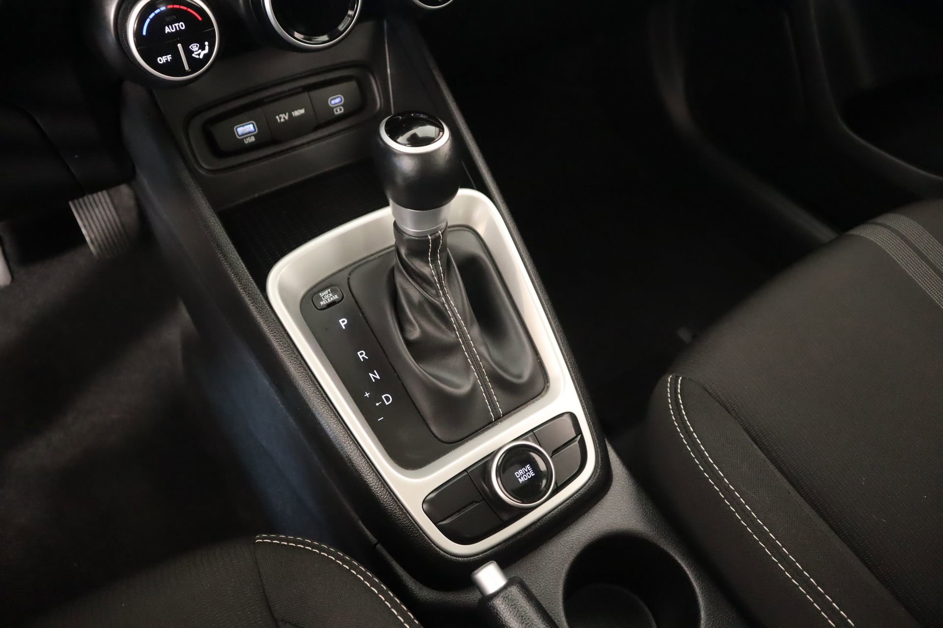 Used 2025 Hyundai Venue SEL image 7