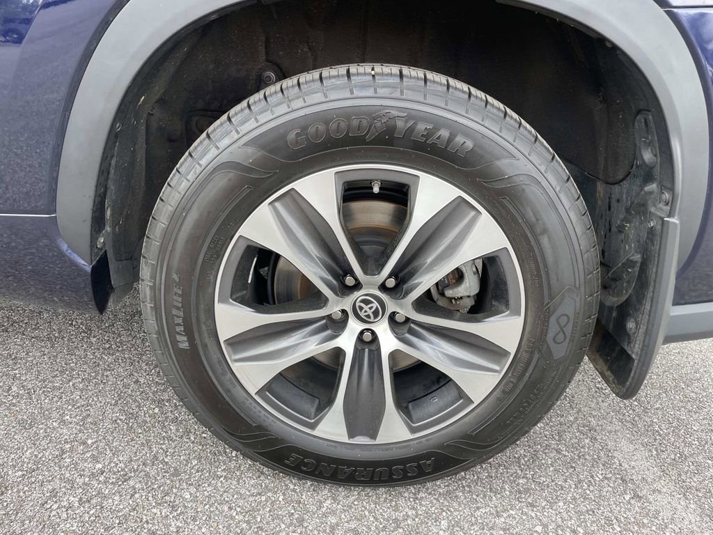 Used 2023 Toyota Highlander XLE image 9