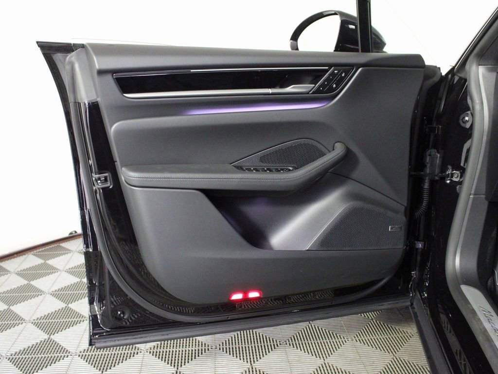 Certified 2025 Porsche Macan 4 Electric image 15