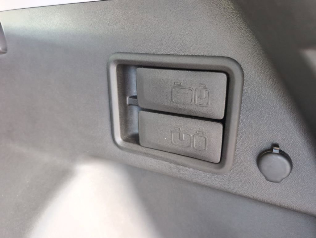 Used 2024 GMC Terrain SLT w/ Infotainment Package II image 11