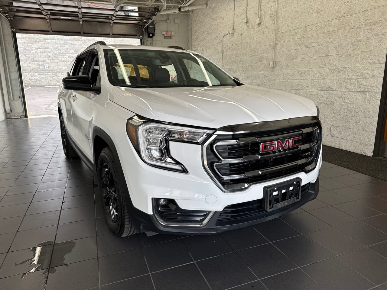Used 2024 GMC Terrain AT4 AWD/4WD image 2