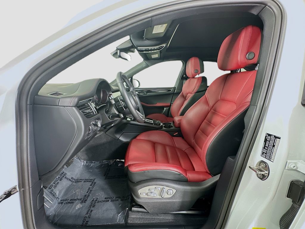 Certified 2026 Porsche Macan Turbo AWD/4WD image 5
