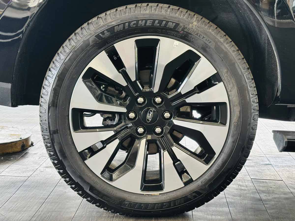 Used 2025 Ford Expedition Platinum w/ Driver's Package AWD/4WD image 24
