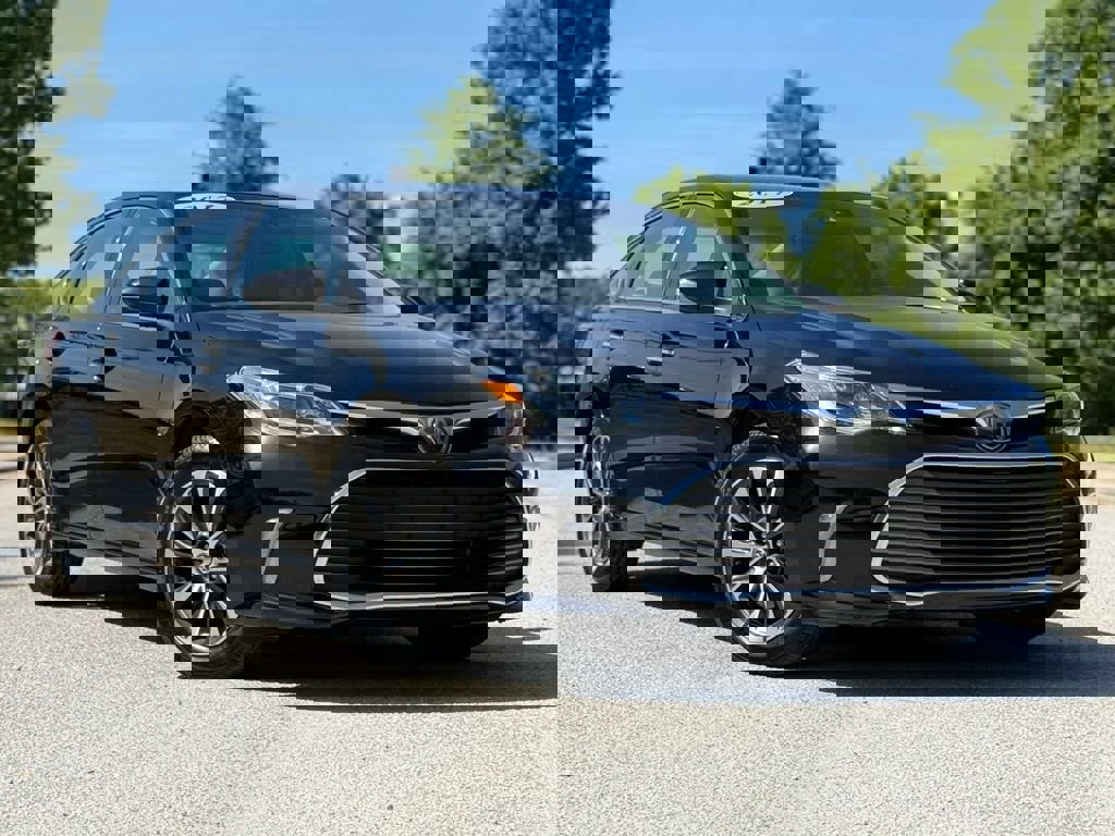 Used 2017 Toyota Avalon XLE Premium FWD image 2