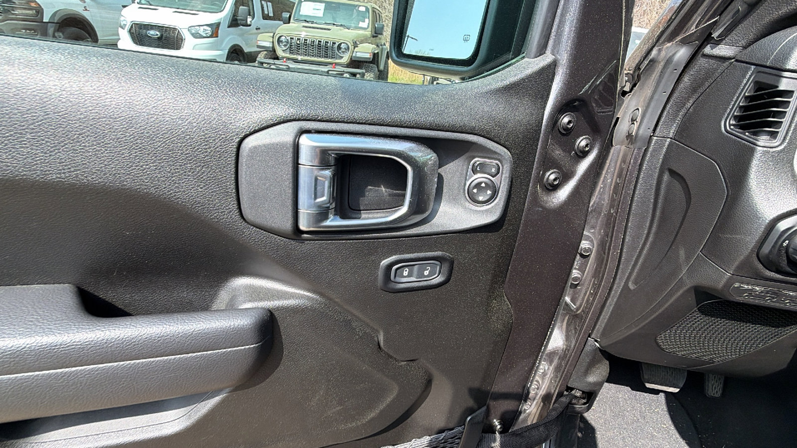 Used 2025 Jeep Gladiator Sport image 15