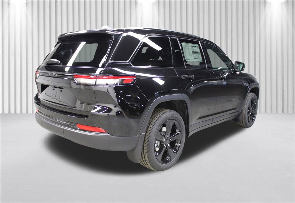 New 2025 Jeep Grand Cherokee Altitude image 3