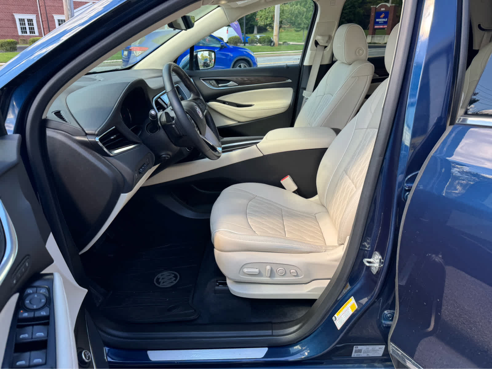 Used 2023 Buick Enclave Avenir w/ Avenir Technology Package AWD/4WD image 12