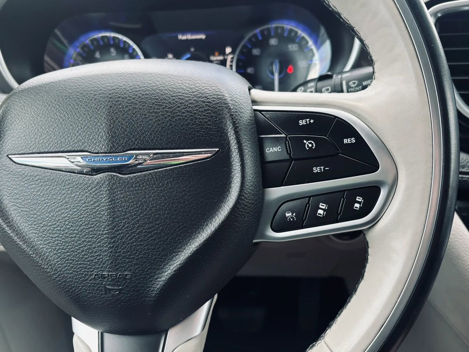 Used 2018 Chrysler Pacifica Limited w/ Tire & Wheel Group FWD image 29