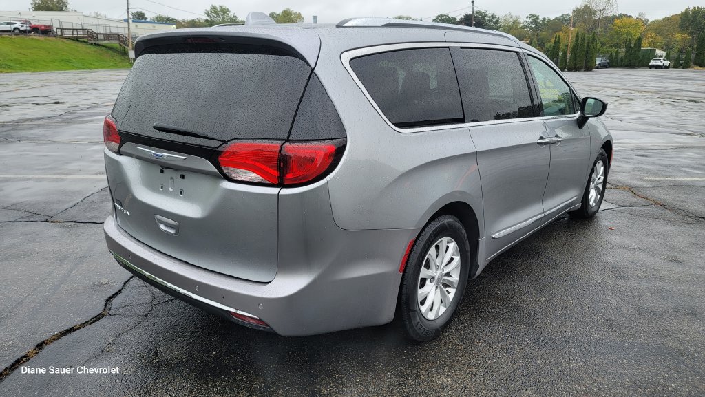 Used 2018 Chrysler Pacifica Touring-L FWD image 12